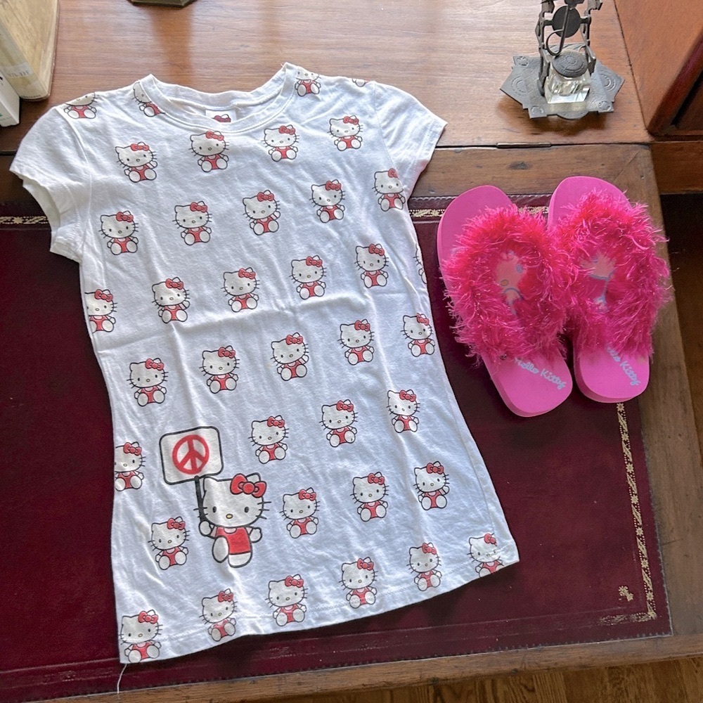 PEACE Hello Kitty SET Feather Flip Flops Size 7 8 PEACE Hello Kitty White TShirt